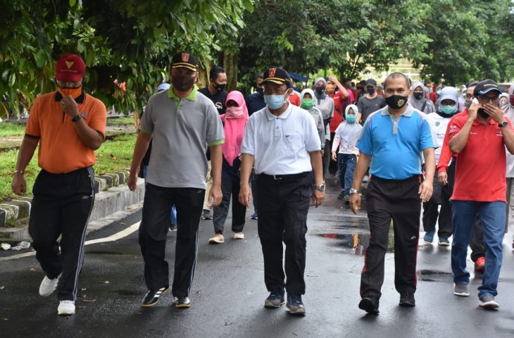 Suasana saat jalan santai dalam rangka peringatan kepindahan Ibukota Agam ke Lubuk Basung berlangsung